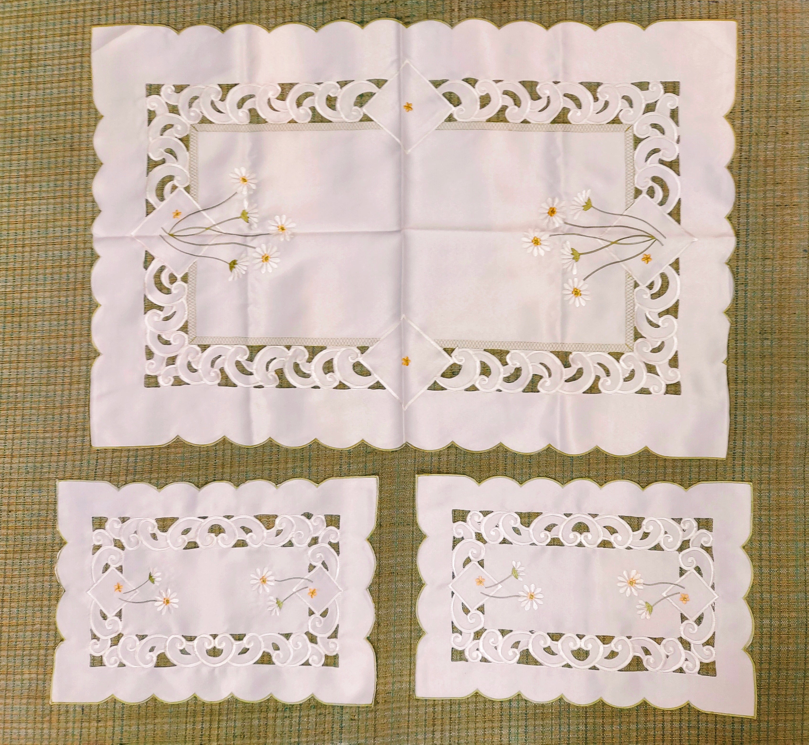 White Floral Lace Cutwork Table Mat & Placemat Set (7-Piece Set) (1 Large Center Table Mat + 6 Small Placemats)